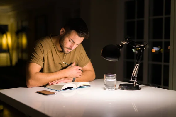 Joven Hombre Guapo Estudiando Casa Leyendo Libro Por Noche —  Fotos de Stock