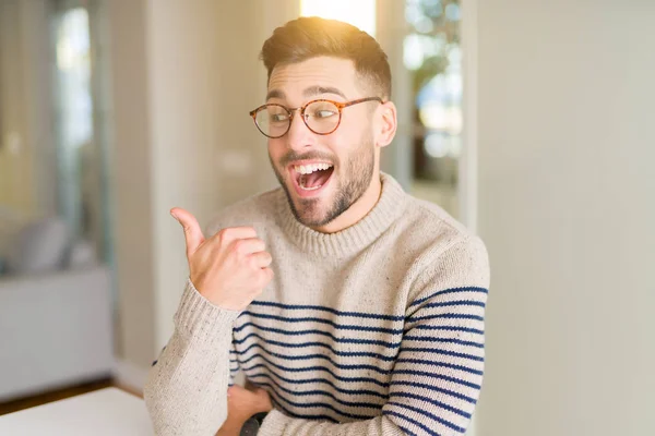 Jovem Homem Bonito Vestindo Óculos Casa Sorrindo Com Rosto Feliz — Fotografia de Stock