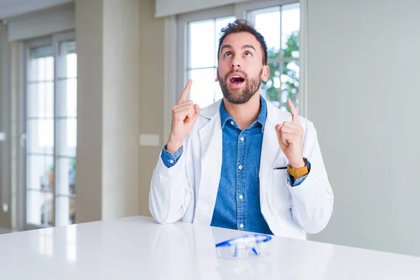 Stilig Forskare Man Klädd Vit Skrud Och Skyddsglasögon Förvånad Och — Stockfoto