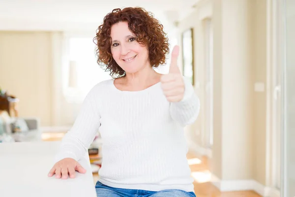 Hermosa Mujer Mayor Con Suéter Blanco Casa Haciendo Gesto Feliz — Foto de Stock