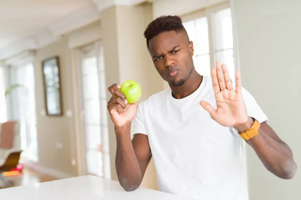 Jonge Afro Amerikaanse Man Eten Van Verse Groene Appel Met — Stockfoto