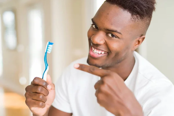 African American Man Håller Tandborste Mycket Glad Pekar Med Hand — Stockfoto