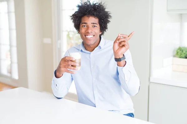 Hombre Afroamericano Con Pelo Afro Bebiendo Una Taza Café Muy — Foto de Stock