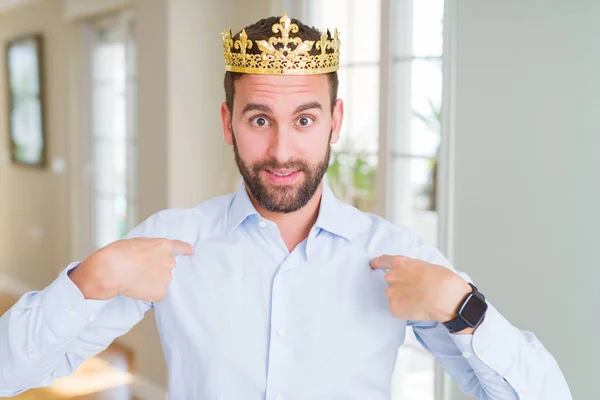 Hombre Negocios Guapo Con Corona Dorada Como Rey Príncipe Que —  Fotos de Stock