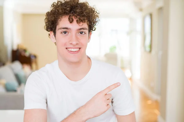 Joven Hombre Guapo Vistiendo Camiseta Blanca Alegre Con Una Sonrisa —  Fotos de Stock