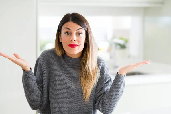 Jovem Mulher Bonita Vestindo Camisola Inverno Casa Sem Noção Expressão — Fotografia de Stock