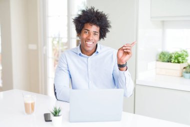 Afrika kökenli Amerikalı iş adamı dizüstü el ve parmak ile tarafına işaret çok mutlu kullanarak çalışma