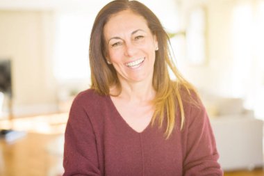 Evde gülümseyen güzel orta yaş kadın