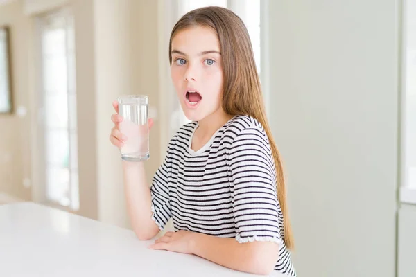 Vacker Ung Flicka Kid Dricka Ett Nytt Glas Vatten Rädd — Stockfoto