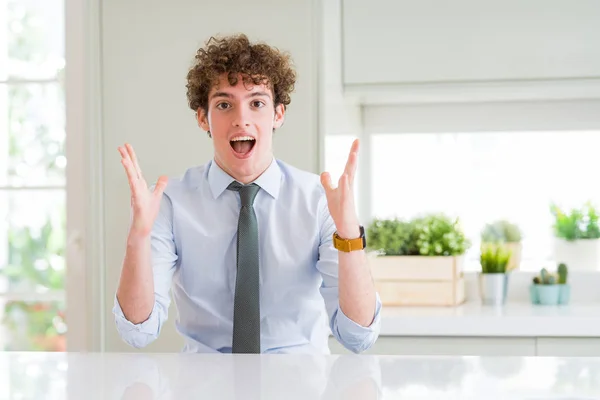 Junger Geschäftsmann Mit Krawatte Feiert Verrückt Und Erstaunt Über Den — Stockfoto
