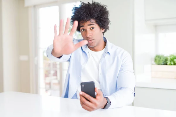 Američan Afričana Muž Pomocí Smartphone Otevřenou Rukou Dělá Stopku Vážnou — Stock fotografie