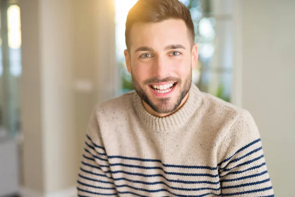Genç Yakışıklı Adam Evde Duran Diş Gösterilen Kendine Güvenen Bir — Stok fotoğraf