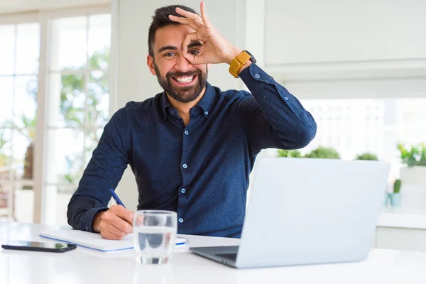 Hombre Hispano Guapo Trabajando Usando Computadora Escribiendo Papel Con Cara — Foto de Stock