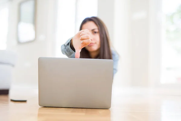 Hermosa Mujer Joven Tendida Suelo Con Ordenador Portátil Con Cara — Foto de Stock