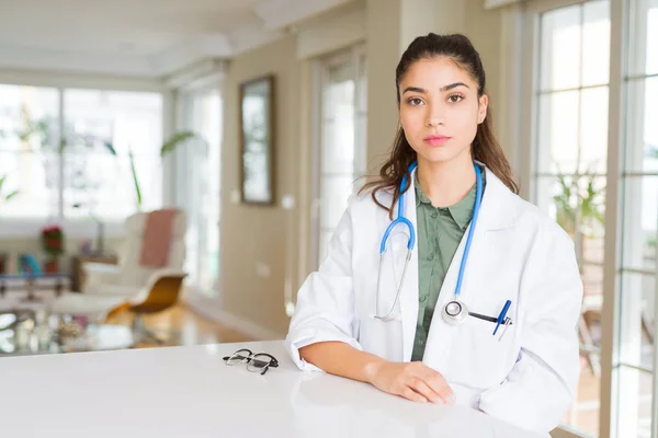 Junge Ärztin Arztkittel Der Klinik Mit Ernstem Gesichtsausdruck Einfacher Und — Stockfoto