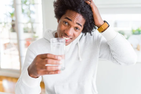 Hombre Afroamericano Bebiendo Vaso Agua Casa Estresado Con Mano Cabeza — Foto de Stock