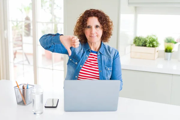 使用电脑笔记本电脑工作的女性 脸上带着愤怒的脸 显示出不喜欢大拇指的负号 拒绝的概念 — 图库照片