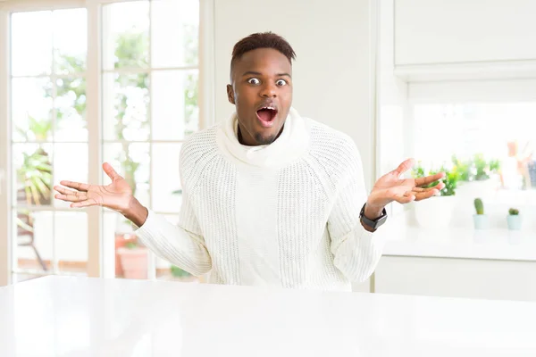 Hombre Afroamericano Guapo Mesa Blanca Celebrando Loco Sorprendido Por Éxito — Foto de Stock