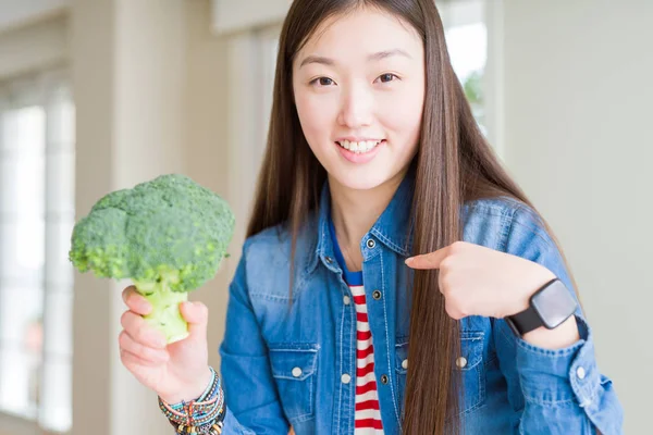 Bella Asiatico Donna Mangiare Verde Fresco Broccoli Con Sorpresa Faccia — Foto Stock