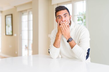 Evde rahat beyaz kazak giyen İspanyol yakışıklı kapsayan ağız elle hata için şok. Gizli kavramı.