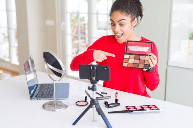 Genç Afro-Amerikan etki unsuru kadın kayıt yapmak öğretici çok mutlu el ve parmak ile yukarı dönük