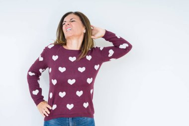 Geri, germe izole arka plan üzerinde kalp kazak giyen güzel orta yaş kadın yorgun ve rahat, uykulu ve erken sabah esneme