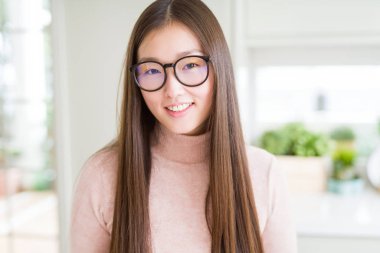 Gözlüklü mutlu ve güzel bir gülümseme ile yüzünde güzel Asyalı kadın. Şanslı kişi.