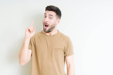 Yakışıklı delikanlı ile başarılı fikir parmağı yukarıyı izole arka plan üzerinde. Çıktıktan ve mutlu. Bir numara.