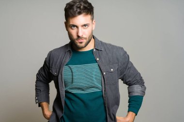 Yakışıklı delikanlı possing ve modelleme gri izole backg üzerinde