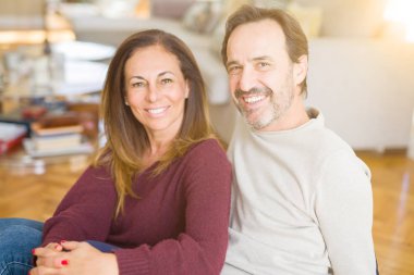 Birlikte yere evde oturmak güzel romantik çift