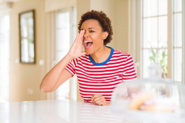 El ağızdan bağırarak ve ile yan için çığlık genç güzel Afrikalı-Amerikalı kadın evde. İletişim kavramı.