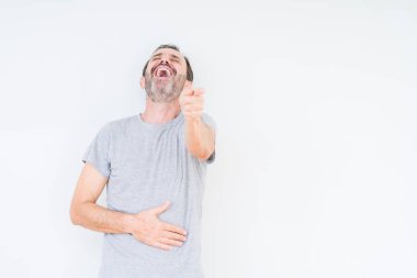 İzole yakışıklı üst düzey adam arka plan sizin parmak el kamerasıyla göğüs üzerinde utanç ifadesi işaret eden gülme