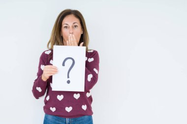 Hata, korku, sessizlik içinde gizli kavramı korkmuş ifade için utanç ile düşünme ve izole arka kapak ağız el ile üzerinden soru işareti simgesi ile kağıt tutan orta yaş kadın şok