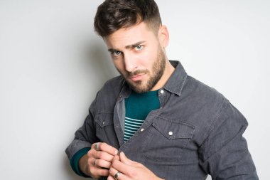 Yakışıklı delikanlı possing ve modelleme gri izole backg üzerinde