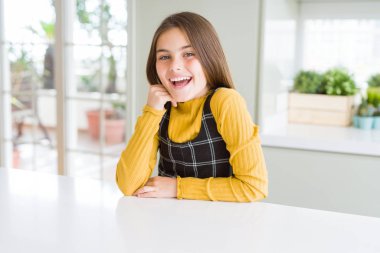 Kendinden emin ve heyecanlı kameraya gülümseyen güzel genç kız çocuk