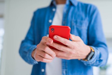 Smartphone kullanarak ve gülümseyen adam elinde yakın çekim