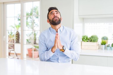 Yalvarıyor ve umut ifade yüzünde çok duygusal ve endişe ile birlikte elleriyle dua yakışıklı İspanyol iş adamı. Bağışlanmak. Din kavramı.