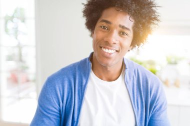 Afrika kökenli Amerikalı adam evde yüzünde mutlu ve güzel bir gülümseme ile. Şanslı kişi.