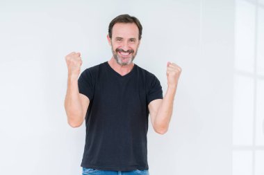 İzole arka plan kutlama üzerinde komuta sizde şaşırttı ve başarı için kaldırdı kollarını açarak hayret ve gözleri açık. Kazanan kavramı.