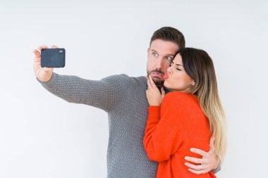 Aşk, öpüşme ve birbirlerine t sarılma güzel genç Çift