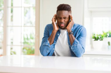 Yakışıklı Afrikalı-Amerikalı adam evde baş baş ağrısı için el ile çünkü stres. Migren muzdarip.
