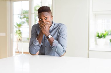 Afro-Amerikan yakışıklı beyaz tablosundaki hata için ellerle ağız kapsayan şok. Gizli kavramı.