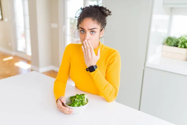 Young African American Girl Eating Heatlhy Green Broccoli Cover Mouth — Stock Photo, Image