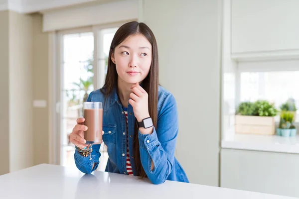 Hermosa Mujer Asiática Bebiendo Vaso Fresco Batido Chocolate Cara Seria —  Fotos de Stock