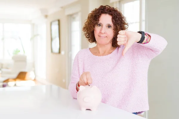 Senior Kvinna Sparar Pengar Att Lägga Ett Mynt Inuti Spargris — Stockfoto
