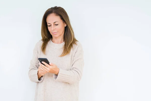 Middelbare Leeftijd Vrouw Met Behulp Van Smartphone Geïsoleerde Achtergrond Met — Stockfoto