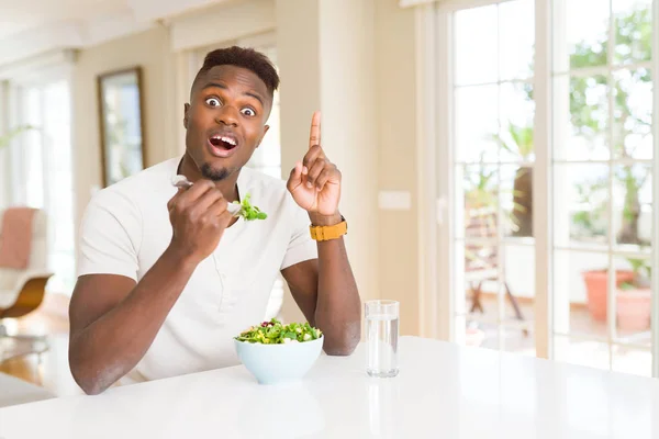 Hombre Afroamericano Comiendo Ensalada Fresca Saludable Sorprendido Con Una Idea — Foto de Stock