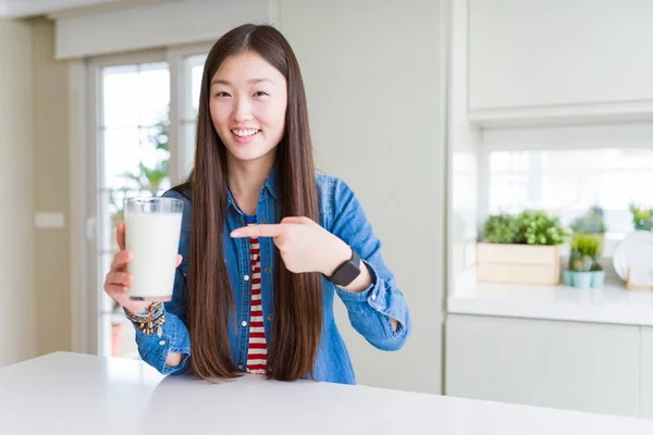 Hermosa Mujer Asiática Bebiendo Vaso Leche Fresca Muy Feliz Señalando —  Fotos de Stock