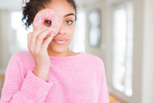 Afro Amerikaanse Meisje Eten Van Zoete Roze Donut Met Een — Stockfoto