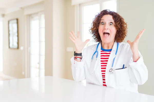 Doctora Senior Vestida Con Bata Médica Clínica Celebrando Una Locura —  Fotos de Stock